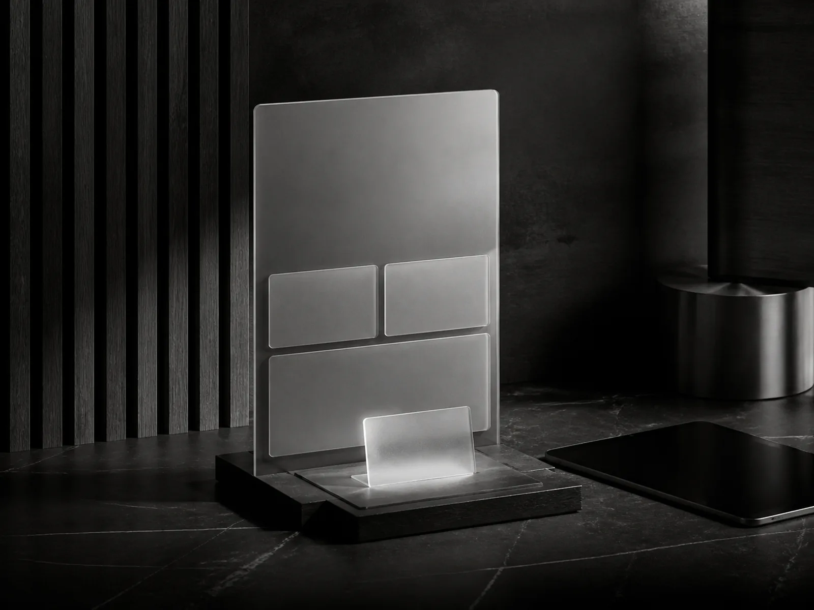 Composição editorial abstrata com uma maquete translúcida de página e um tablet escuro sobre mesa de pedra